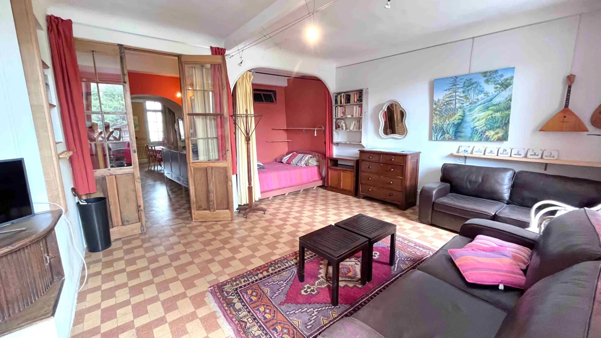 Maison lumineuse à Apt de 240m² avec deux terrasses et vue dégagée 