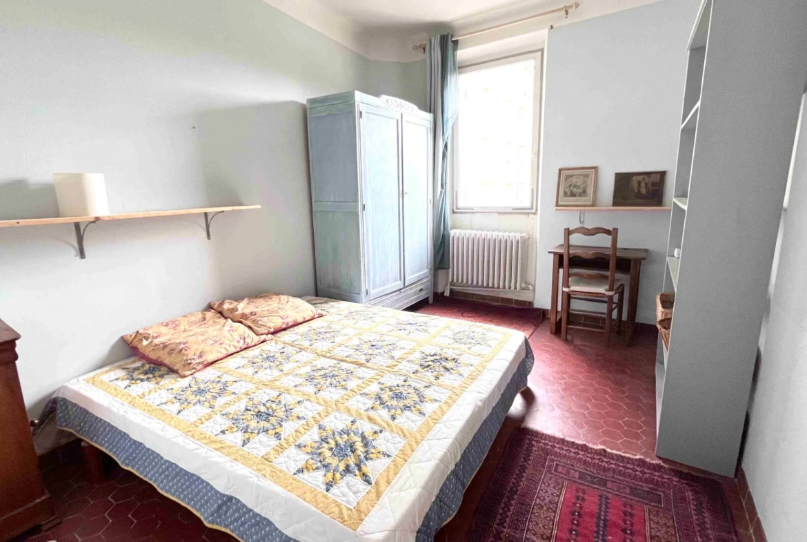 Maison lumineuse à Apt de 240m² avec deux terrasses et vue dégagée 