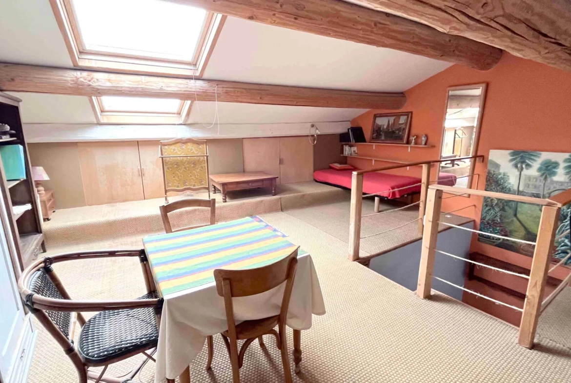 Maison lumineuse à Apt de 240m² avec deux terrasses et vue dégagée 