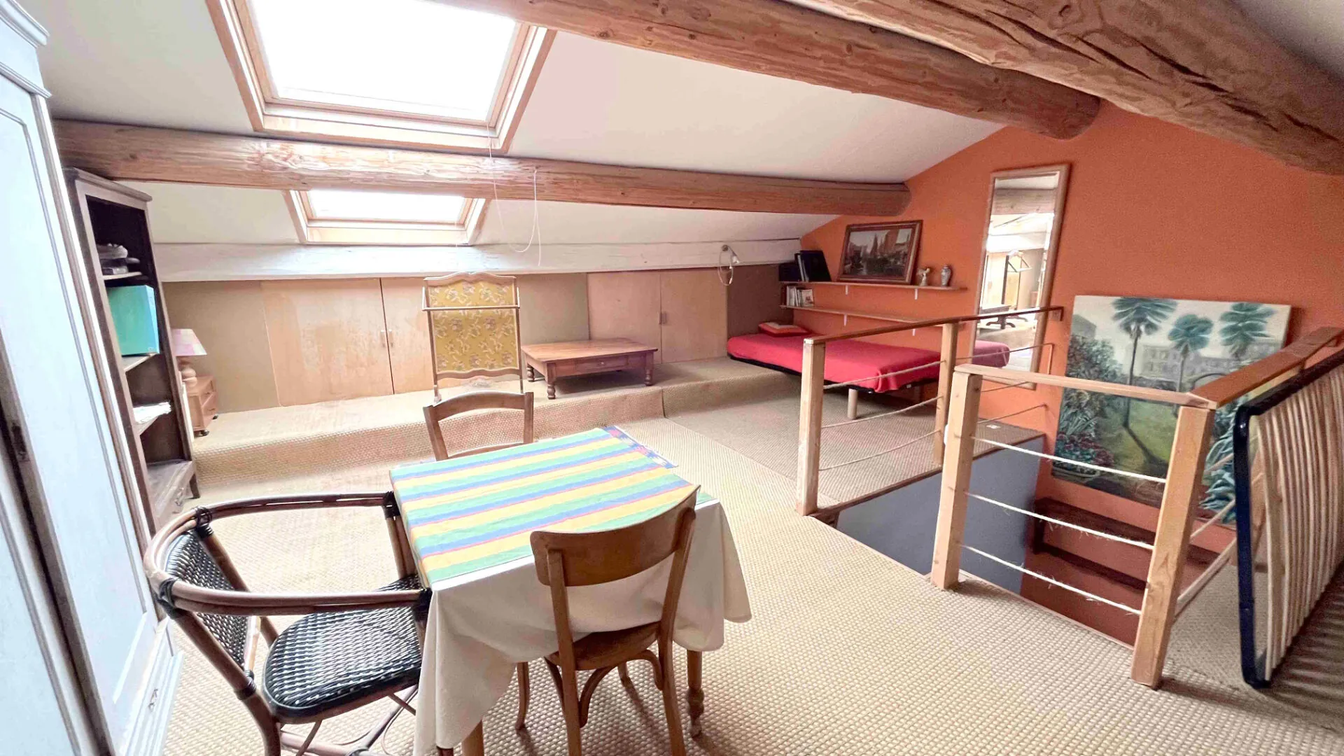 Maison lumineuse à Apt de 240m² avec deux terrasses et vue dégagée 