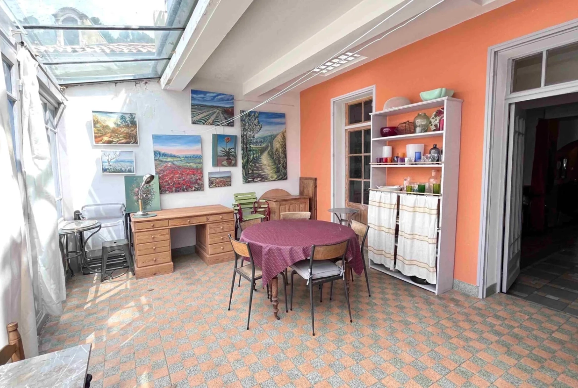 Maison lumineuse à Apt de 240m² avec deux terrasses et vue dégagée 