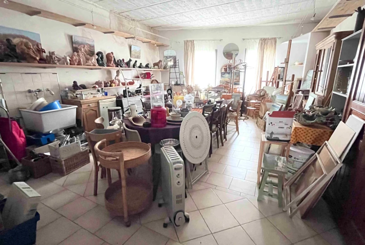 Maison lumineuse à Apt de 240m² avec deux terrasses et vue dégagée 