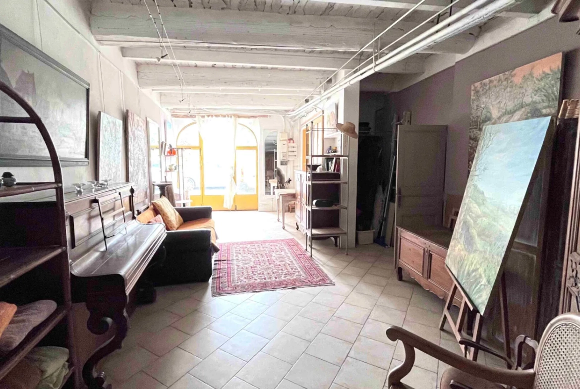 Maison lumineuse à Apt de 240m² avec deux terrasses et vue dégagée 