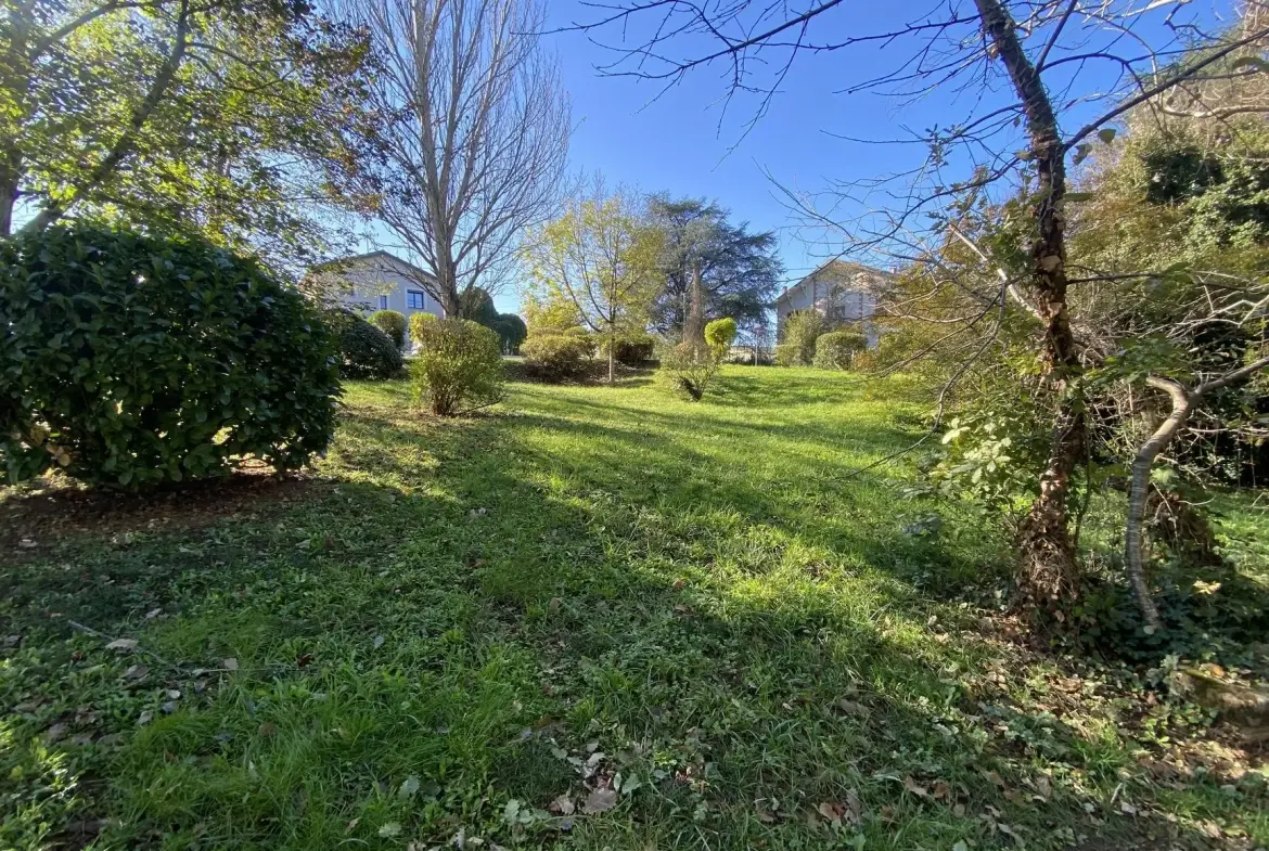 Terrain constructible de 805 m² à Albi dans le quartier de la Maladrerie 