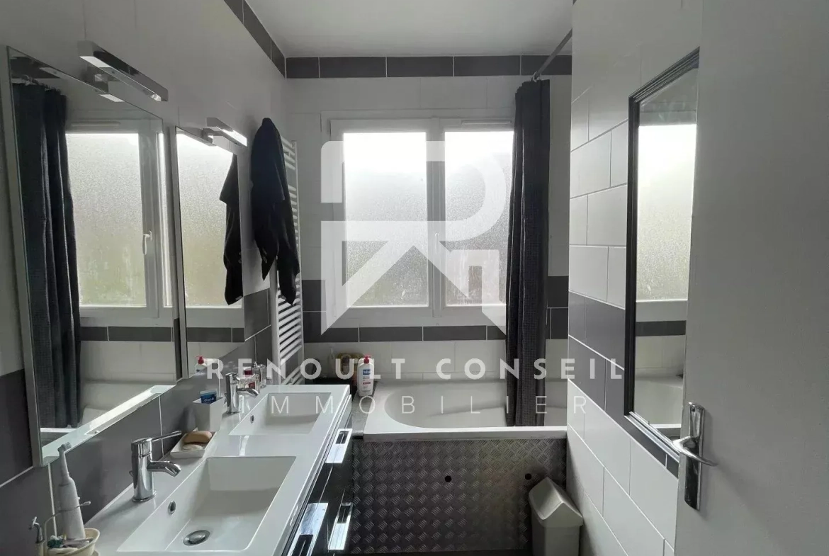 Maison rénovée avec 3 chambres à Sotteville-lès-Rouen - Calme et proximité commerces 