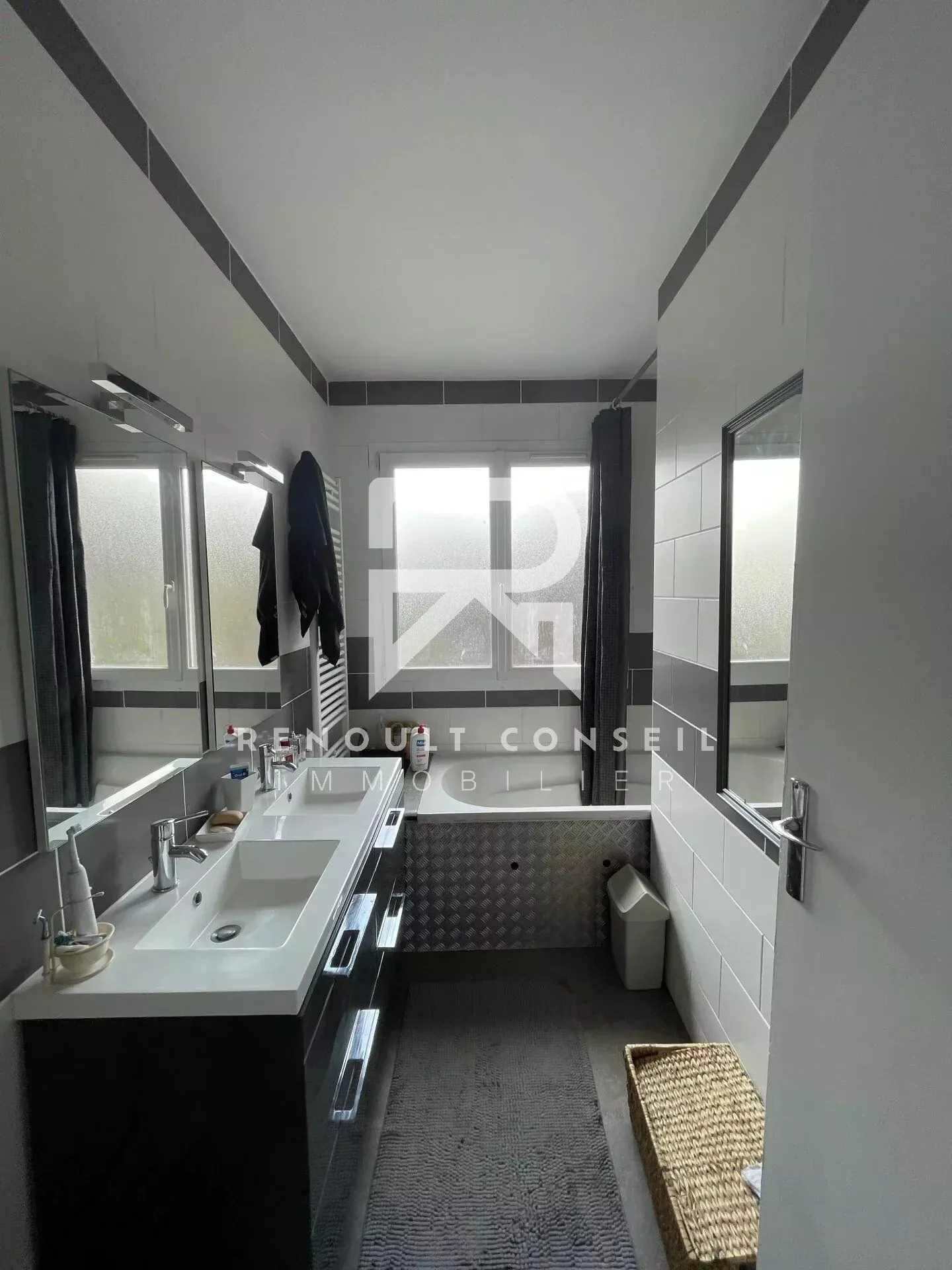 Maison rénovée avec 3 chambres à Sotteville-lès-Rouen - Calme et proximité commerces 