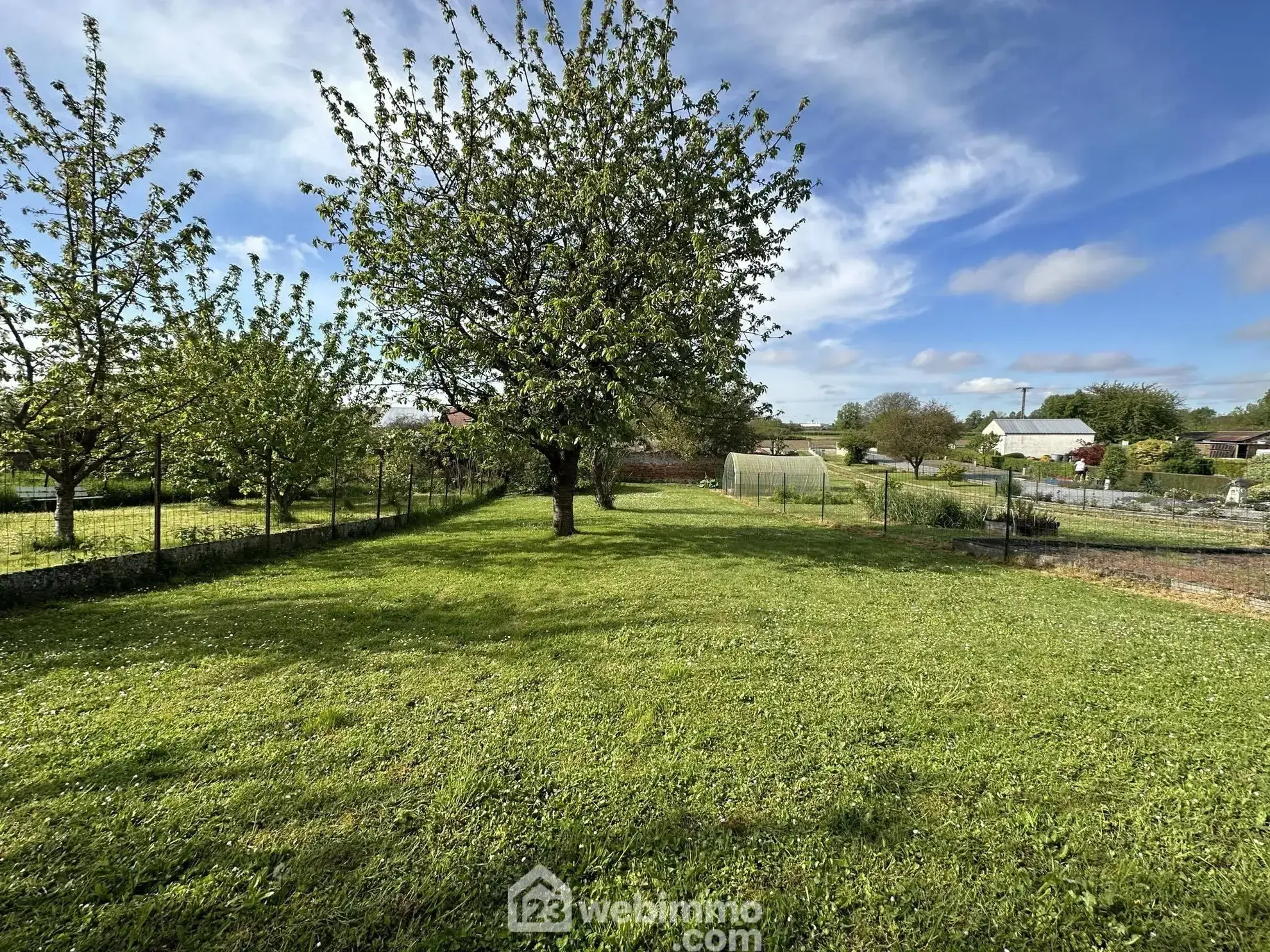 Maison à rénover de 103 m² à Crécy-sur-Serre avec potentiel de dépendances et terrain clos 