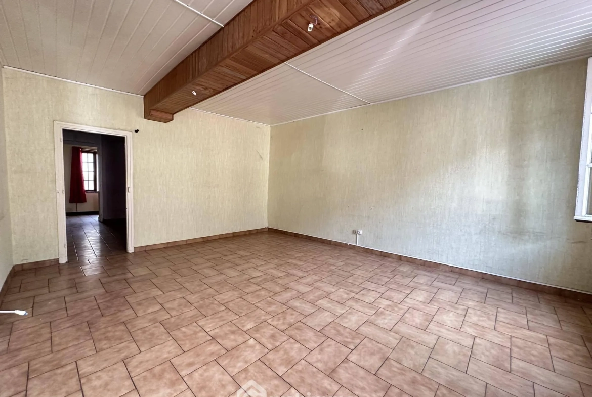 Maison à rénover de 103 m² à Crécy-sur-Serre avec potentiel de dépendances et terrain clos 