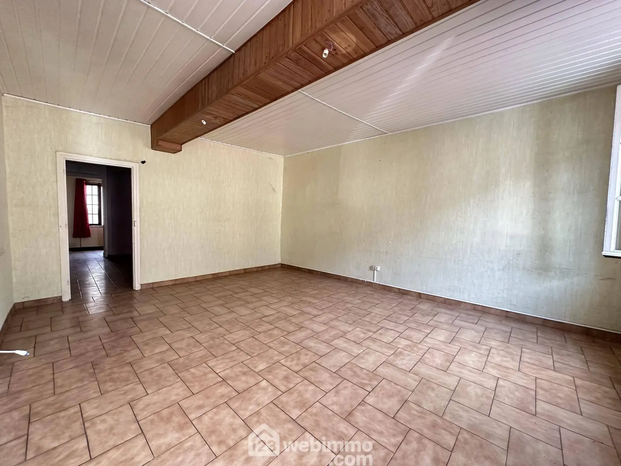 Maison à rénover de 103 m² à Crécy-sur-Serre avec potentiel de dépendances et terrain clos 