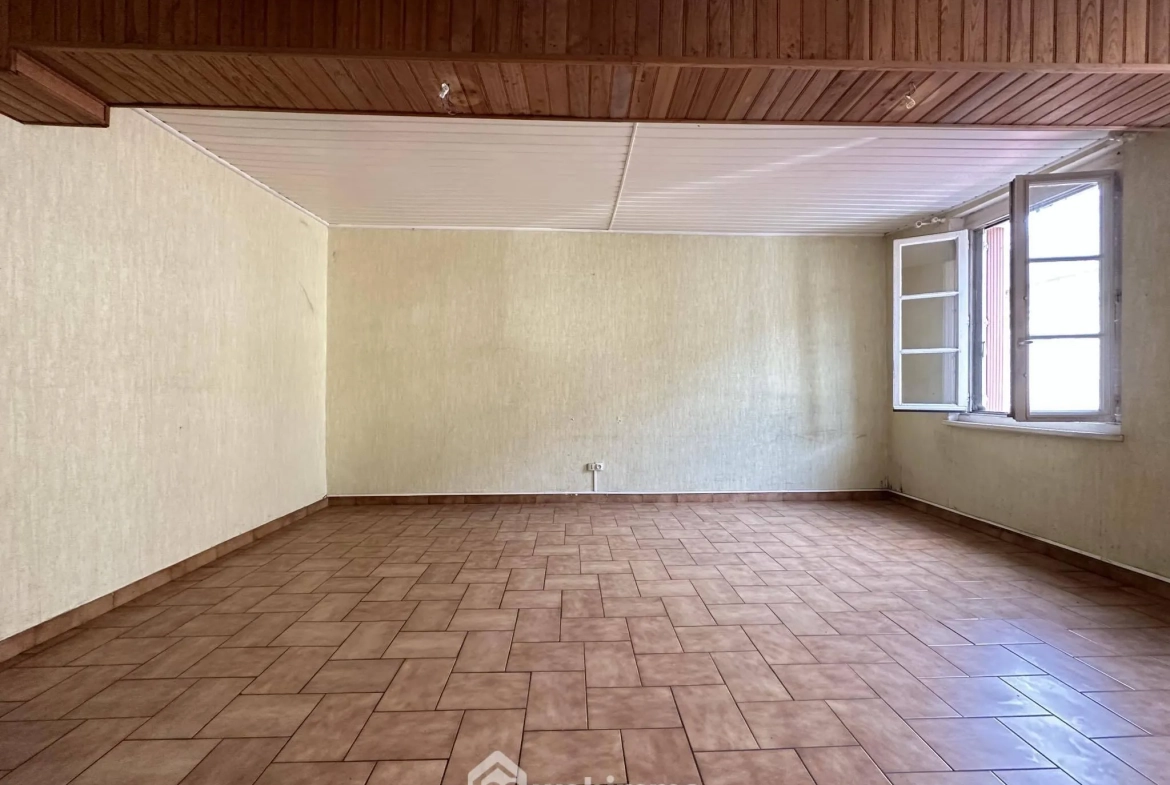 Maison à rénover de 103 m² à Crécy-sur-Serre avec potentiel de dépendances et terrain clos 