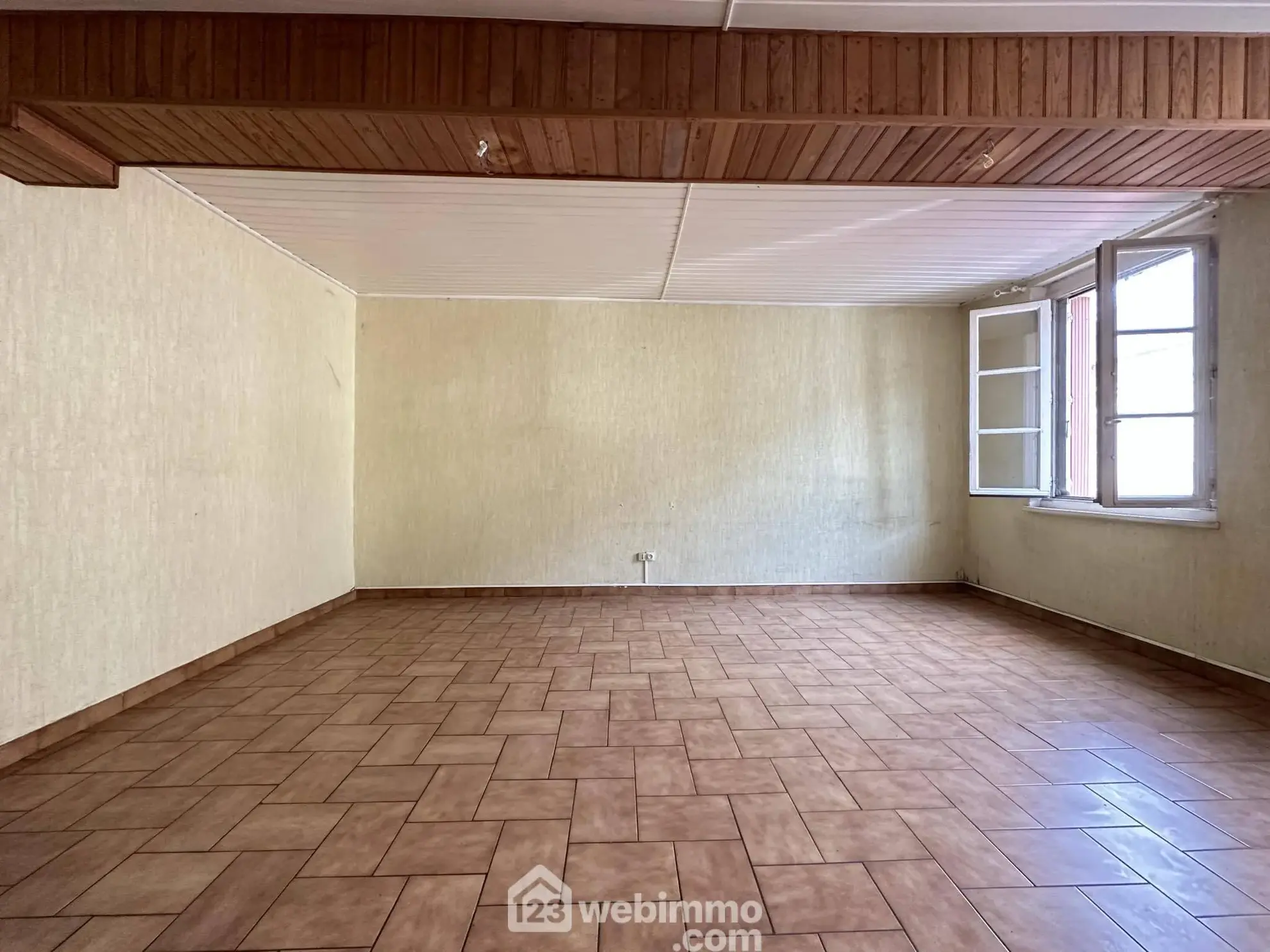 Maison à rénover de 103 m² à Crécy-sur-Serre avec potentiel de dépendances et terrain clos 