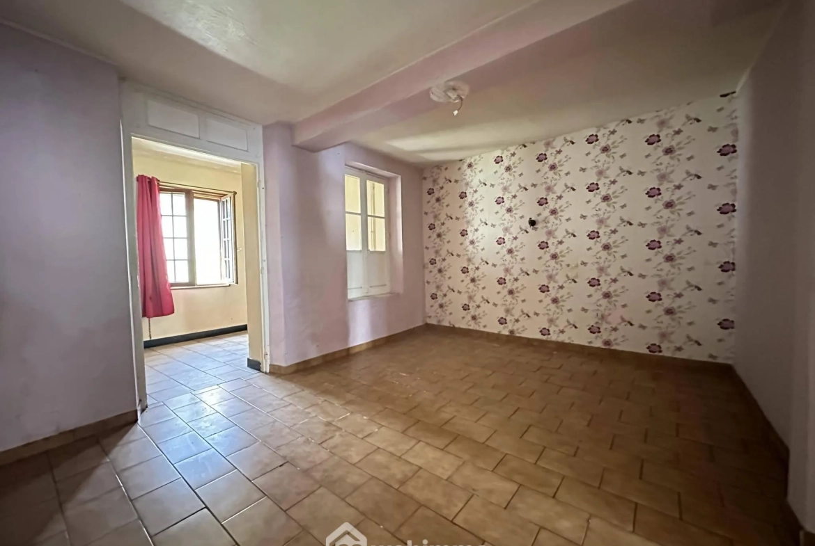 Maison à rénover de 103 m² à Crécy-sur-Serre avec potentiel de dépendances et terrain clos 