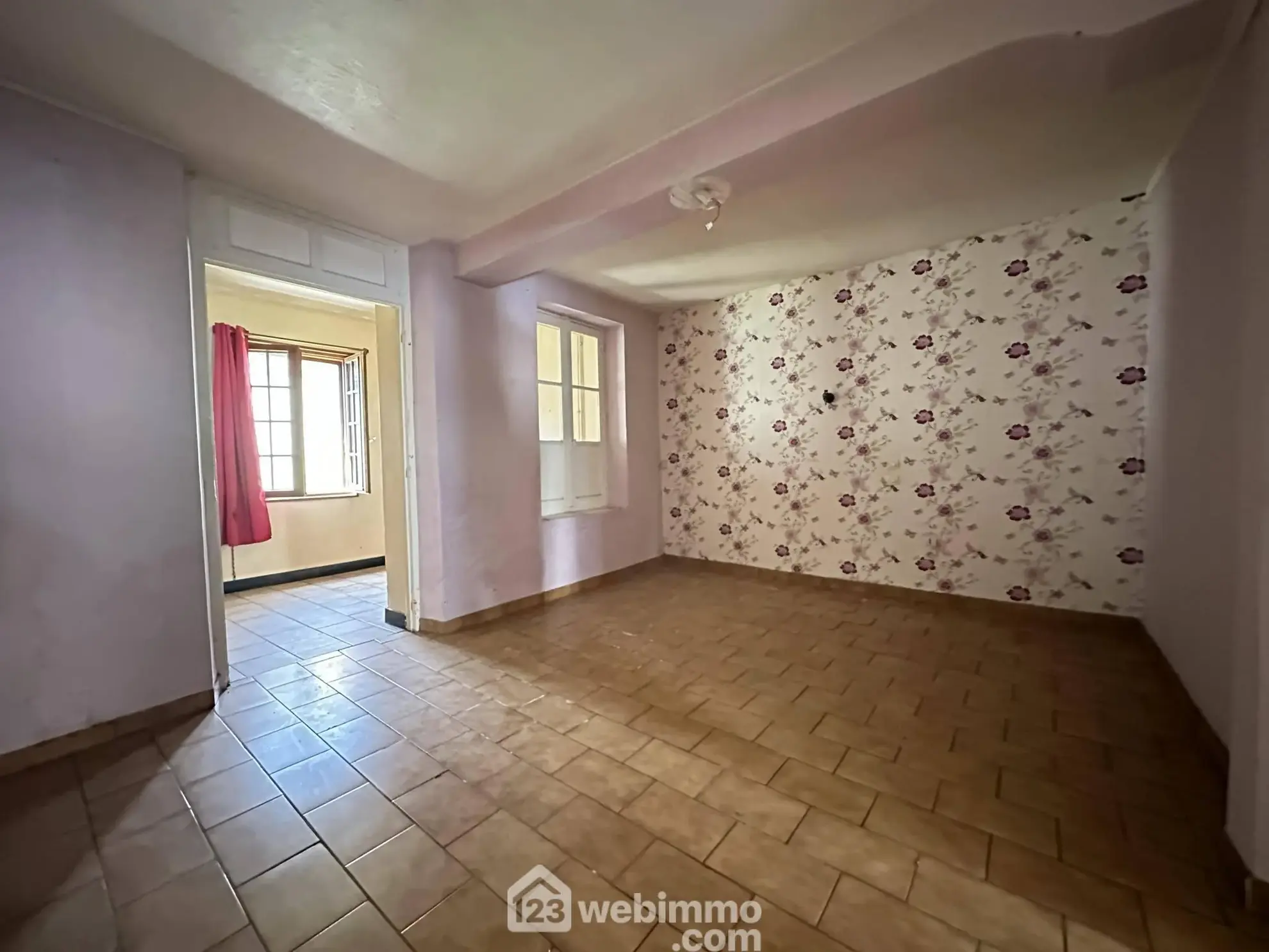Maison à rénover de 103 m² à Crécy-sur-Serre avec potentiel de dépendances et terrain clos 