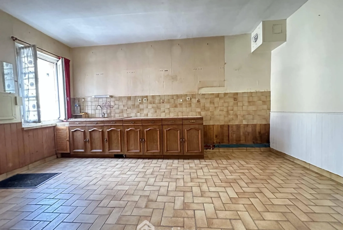 Maison à rénover de 103 m² à Crécy-sur-Serre avec potentiel de dépendances et terrain clos 