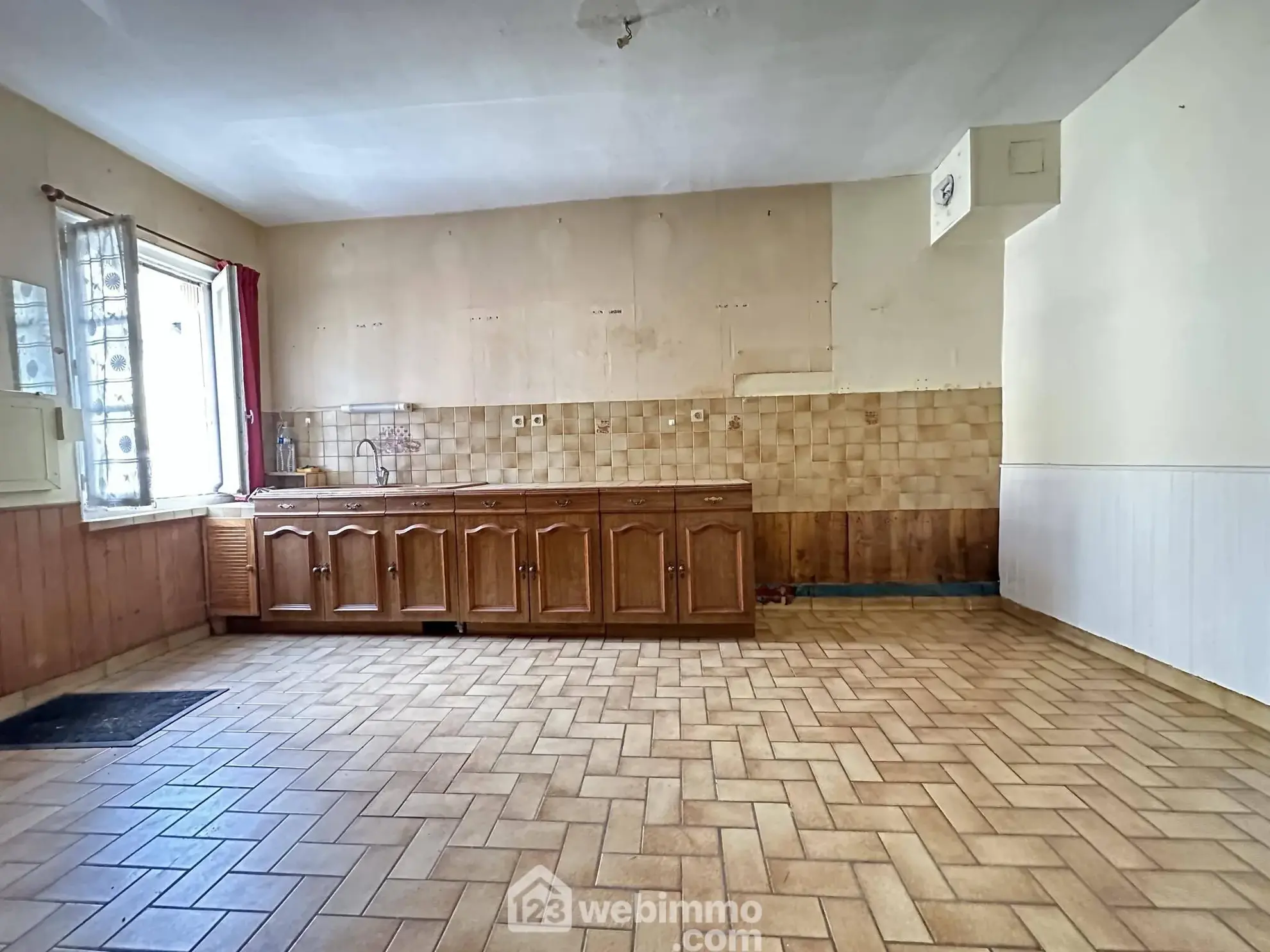 Maison à rénover de 103 m² à Crécy-sur-Serre avec potentiel de dépendances et terrain clos 