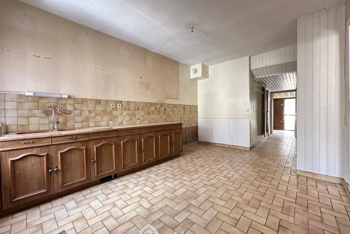 Maison à rénover de 103 m² à Crécy-sur-Serre avec potentiel de dépendances et terrain clos 