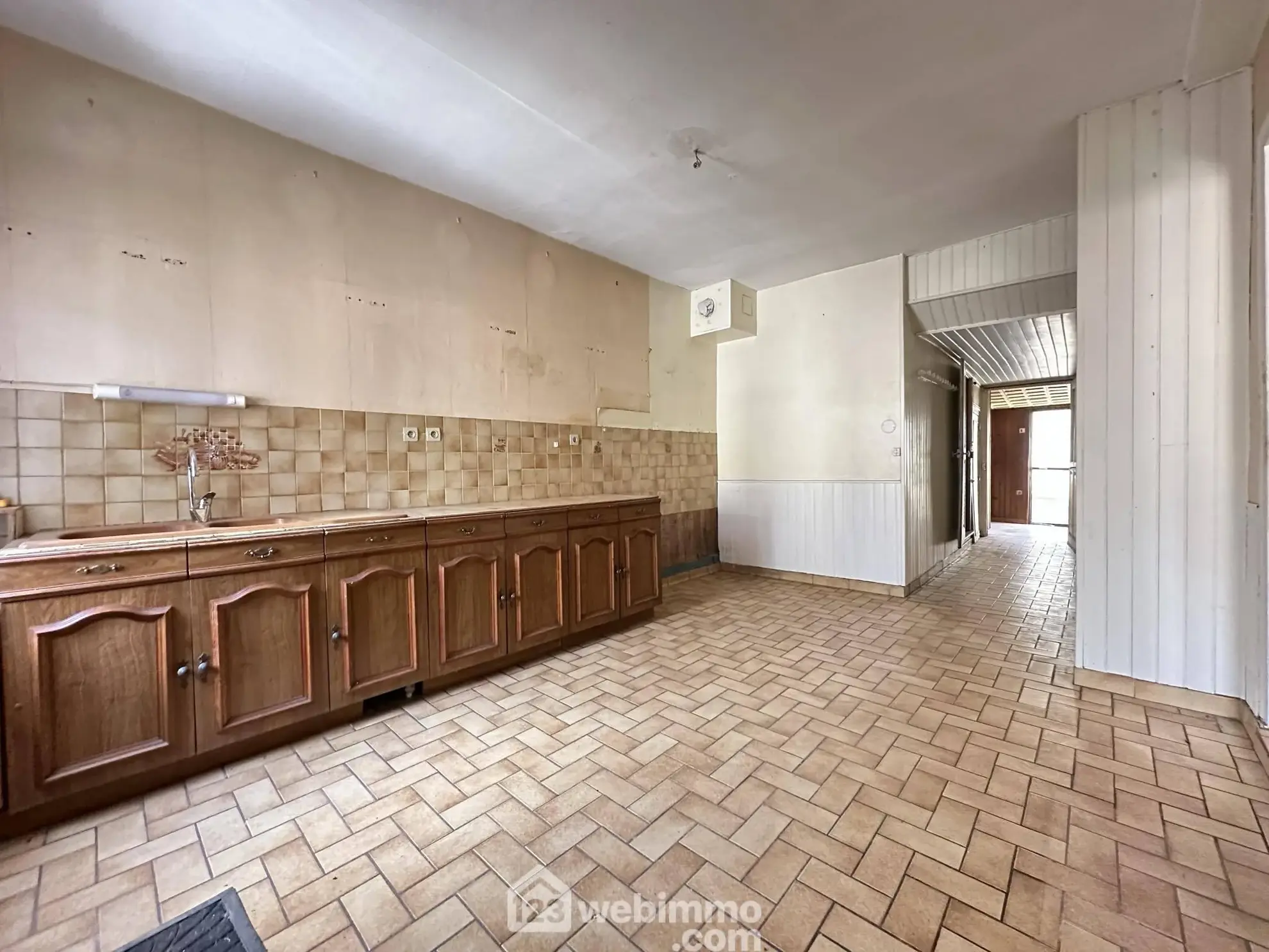 Maison à rénover de 103 m² à Crécy-sur-Serre avec potentiel de dépendances et terrain clos 
