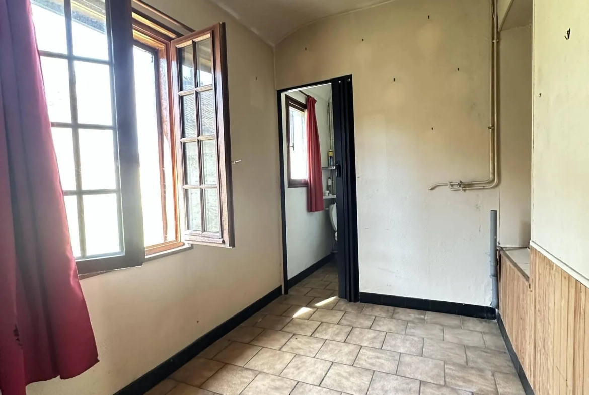 Maison à rénover de 103 m² à Crécy-sur-Serre avec potentiel de dépendances et terrain clos 