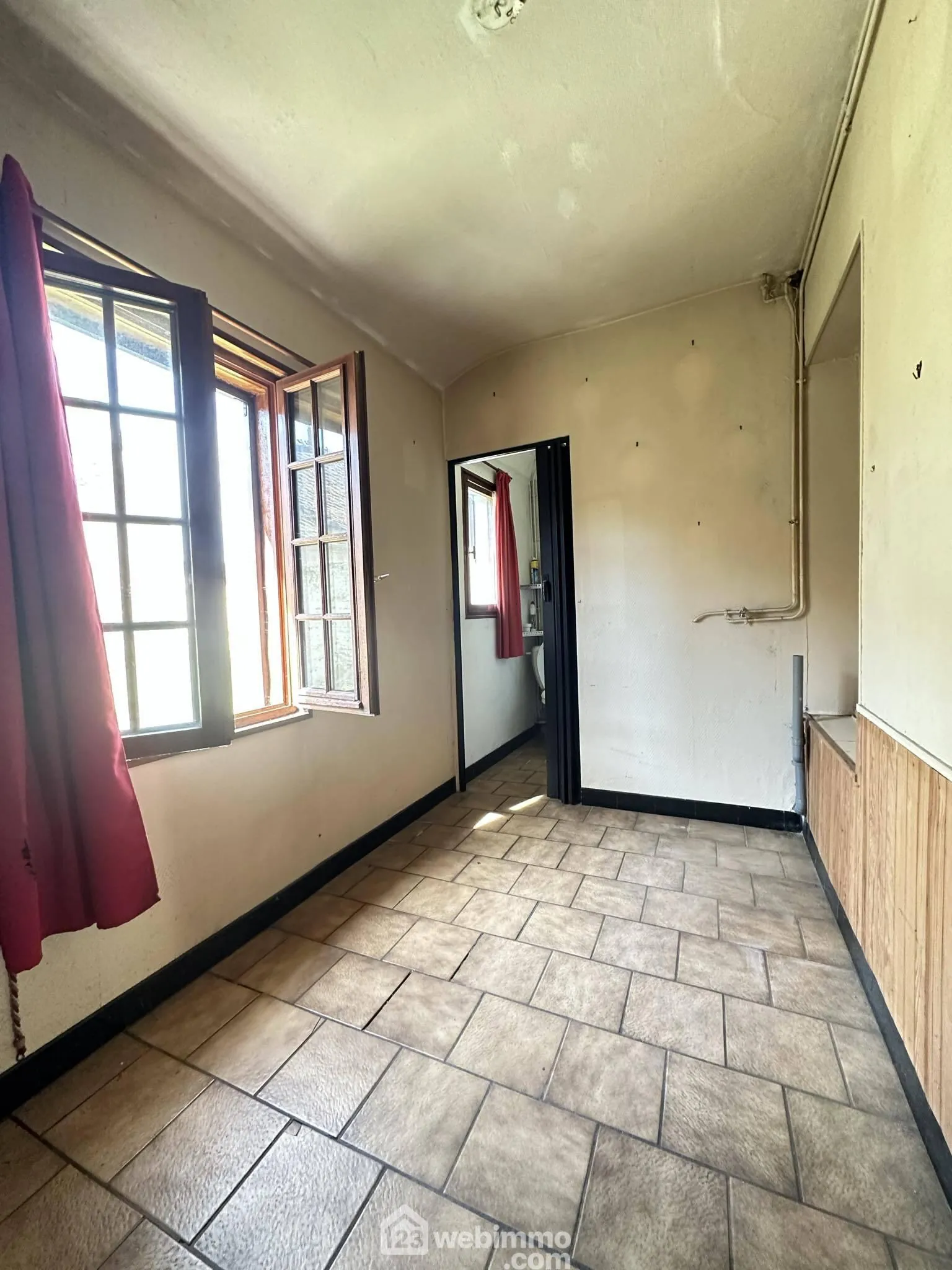 Maison à rénover de 103 m² à Crécy-sur-Serre avec potentiel de dépendances et terrain clos 