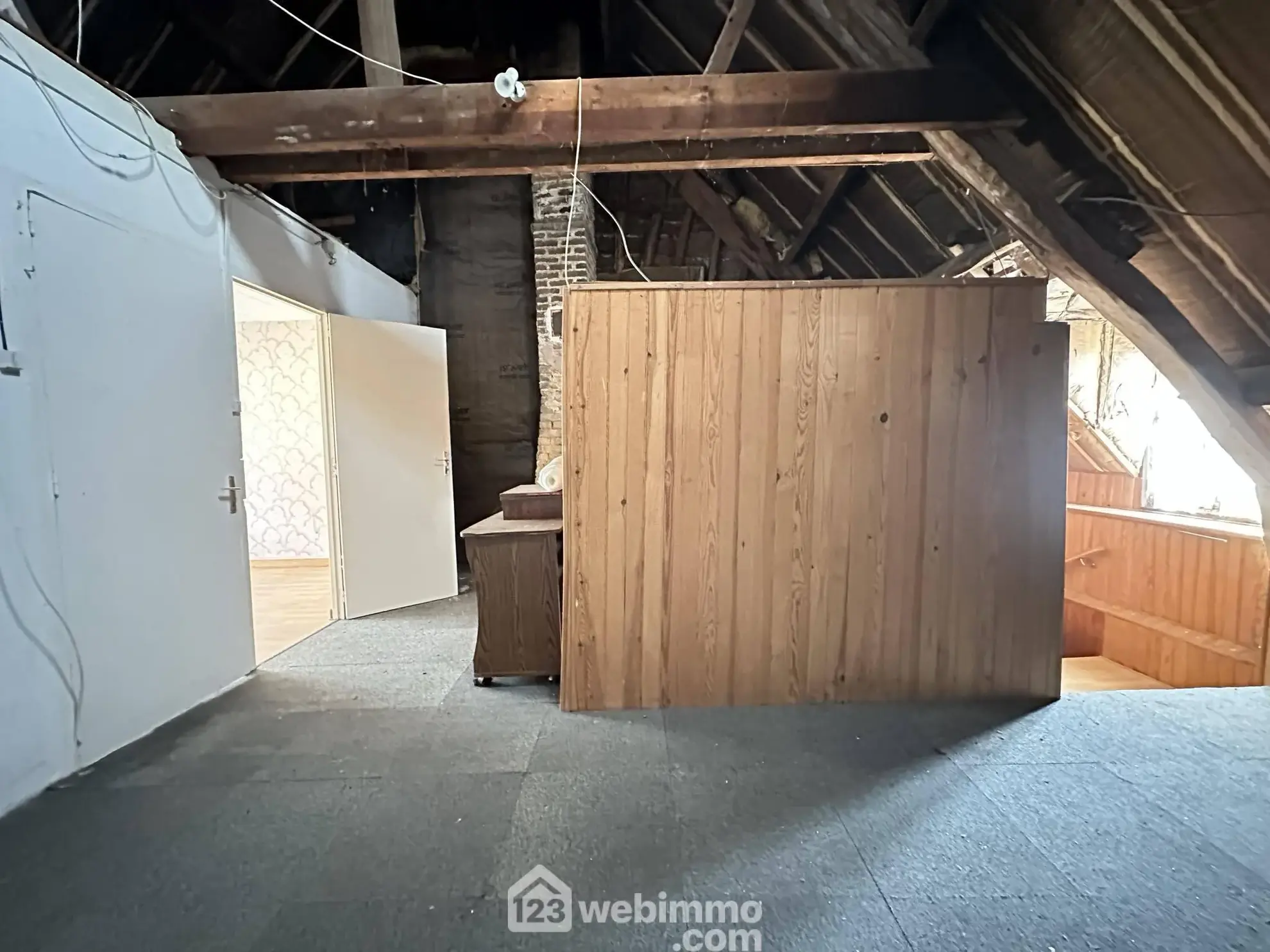 Maison à rénover de 103 m² à Crécy-sur-Serre avec potentiel de dépendances et terrain clos 
