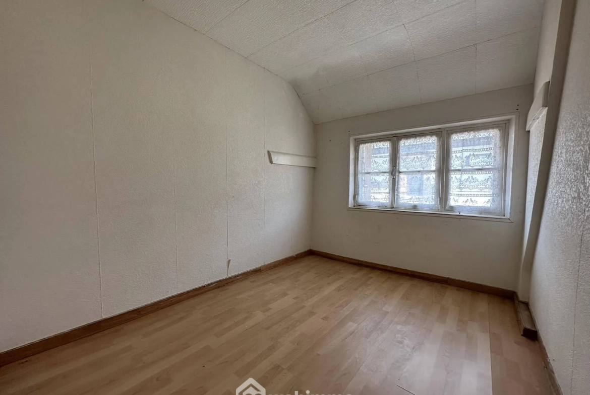 Maison à rénover de 103 m² à Crécy-sur-Serre avec potentiel de dépendances et terrain clos 