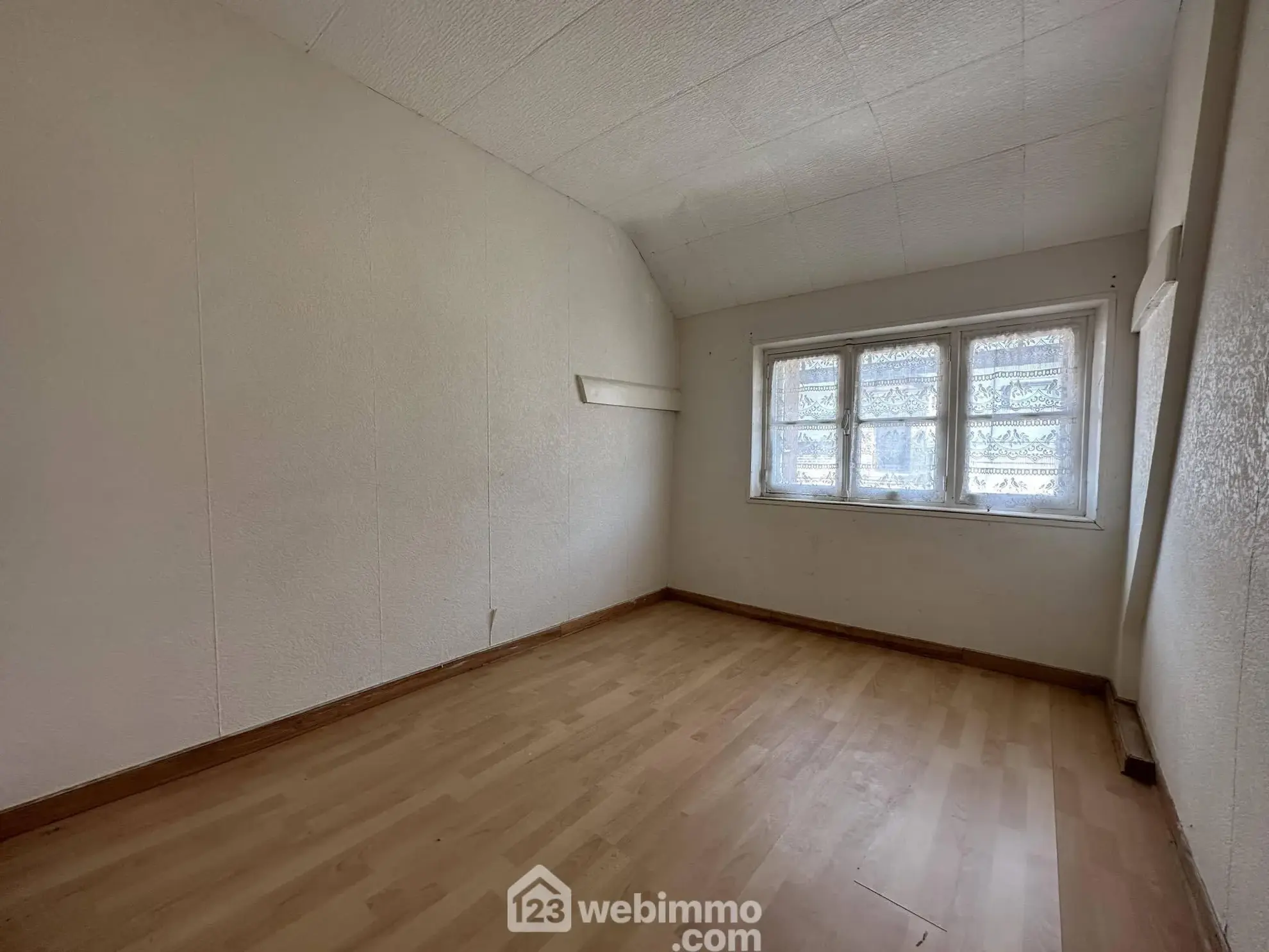 Maison à rénover de 103 m² à Crécy-sur-Serre avec potentiel de dépendances et terrain clos 