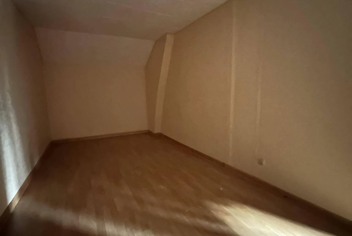 Maison à rénover de 103 m² à Crécy-sur-Serre avec potentiel de dépendances et terrain clos 