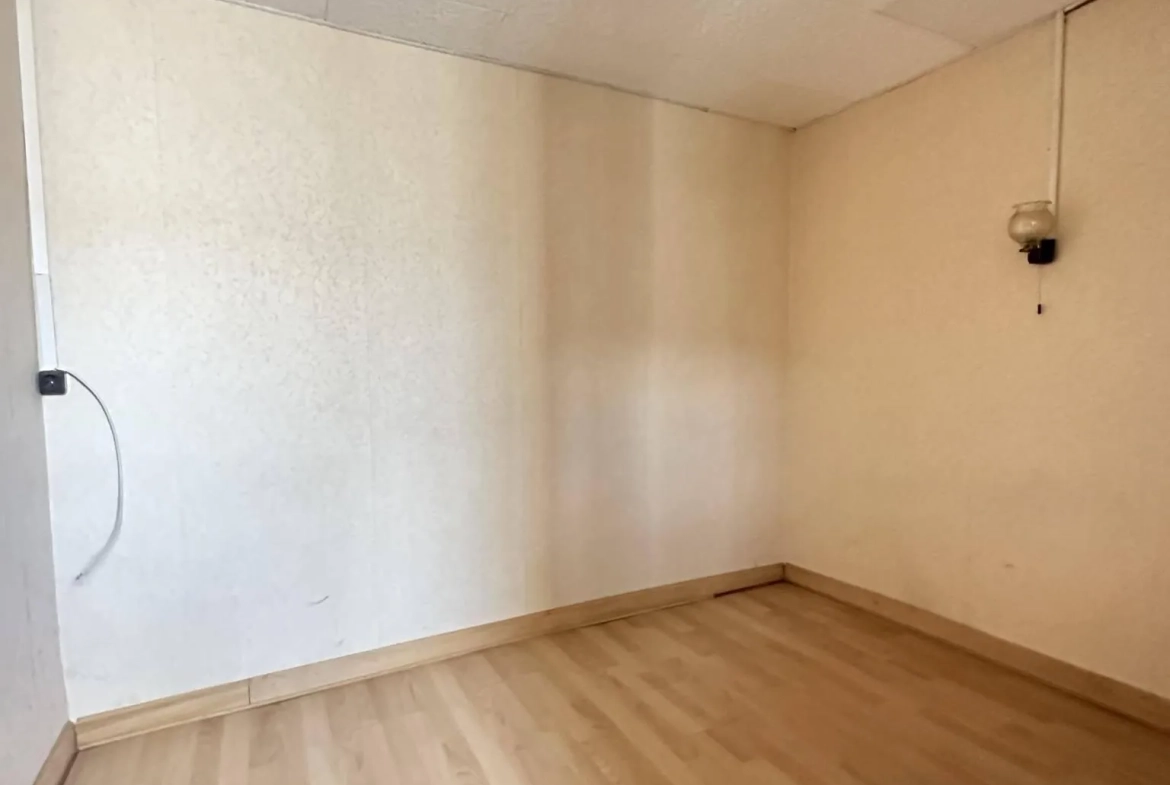 Maison à rénover de 103 m² à Crécy-sur-Serre avec potentiel de dépendances et terrain clos 