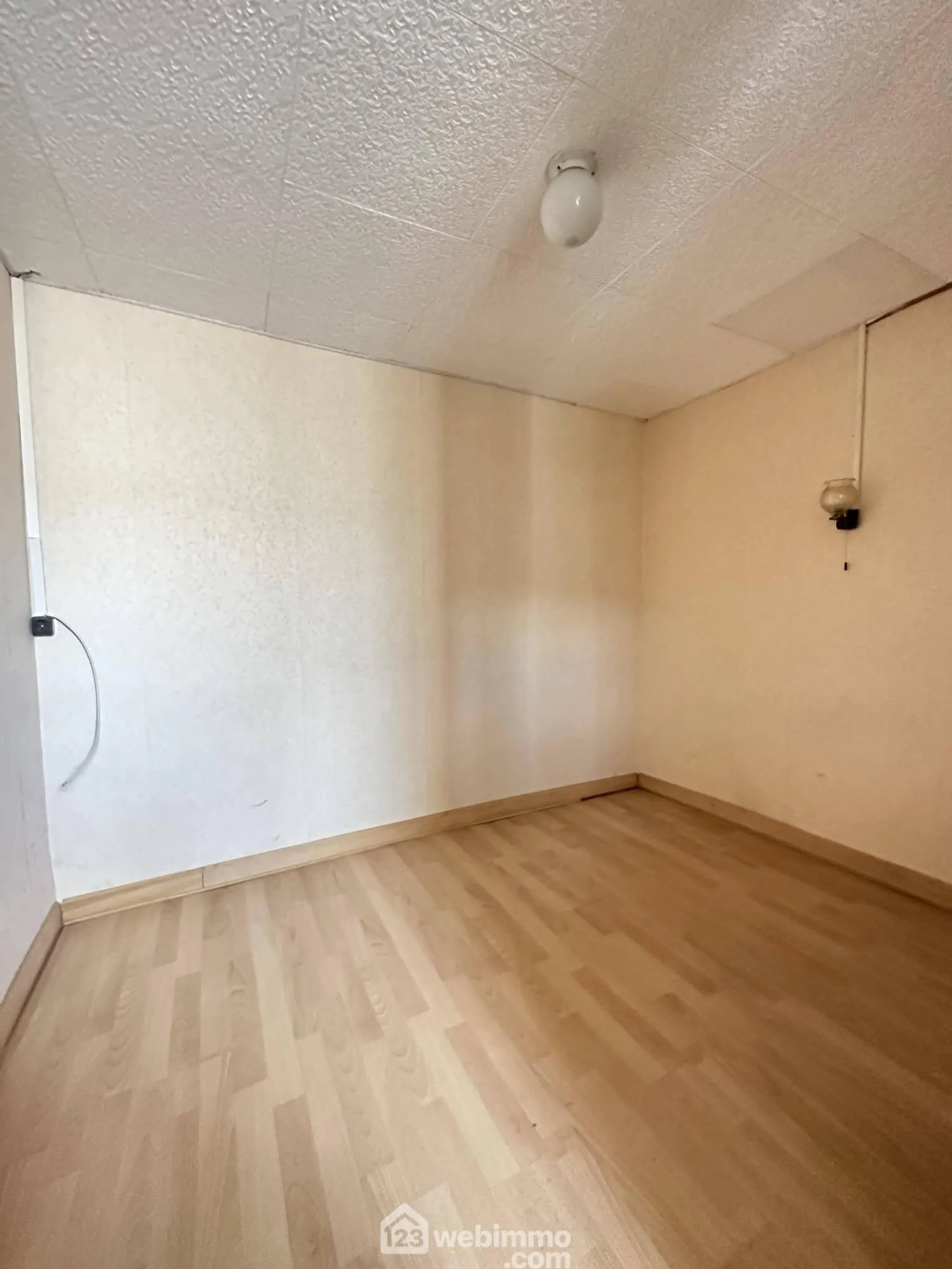 Maison à rénover de 103 m² à Crécy-sur-Serre avec potentiel de dépendances et terrain clos 