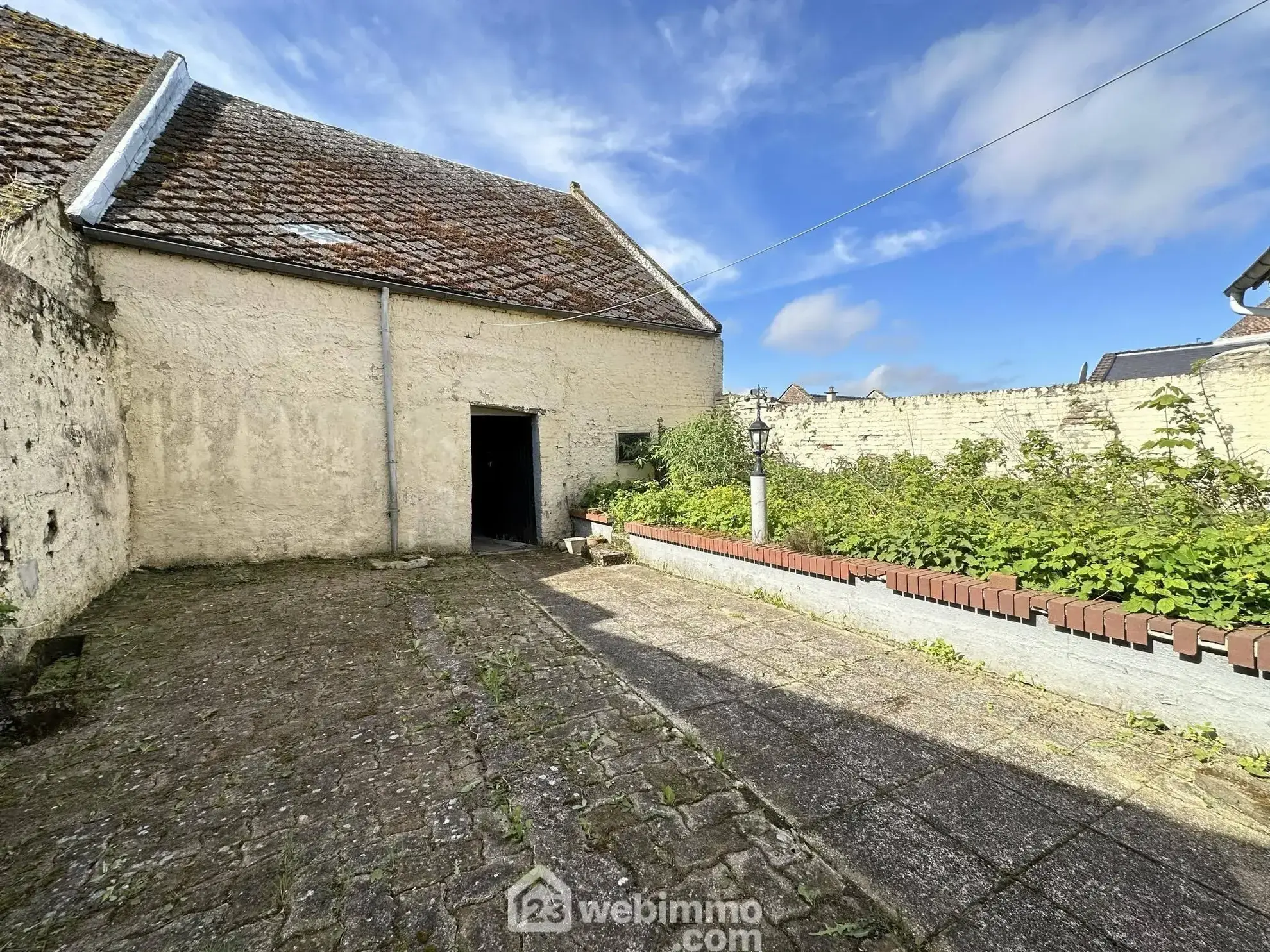 Maison à rénover de 103 m² à Crécy-sur-Serre avec potentiel de dépendances et terrain clos 