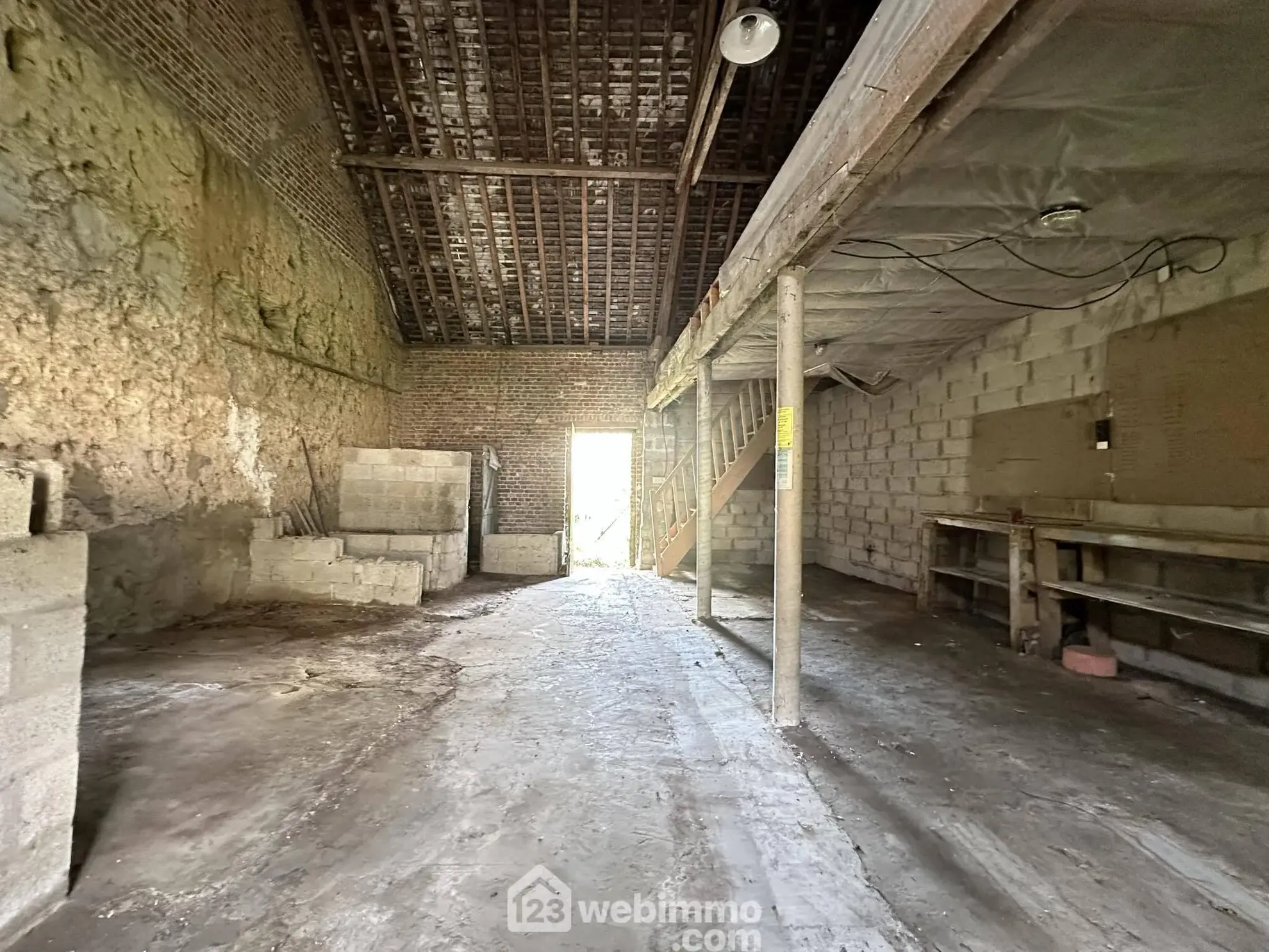 Maison à rénover de 103 m² à Crécy-sur-Serre avec potentiel de dépendances et terrain clos 