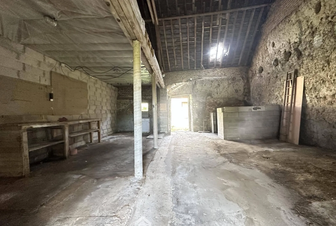 Maison à rénover de 103 m² à Crécy-sur-Serre avec potentiel de dépendances et terrain clos 