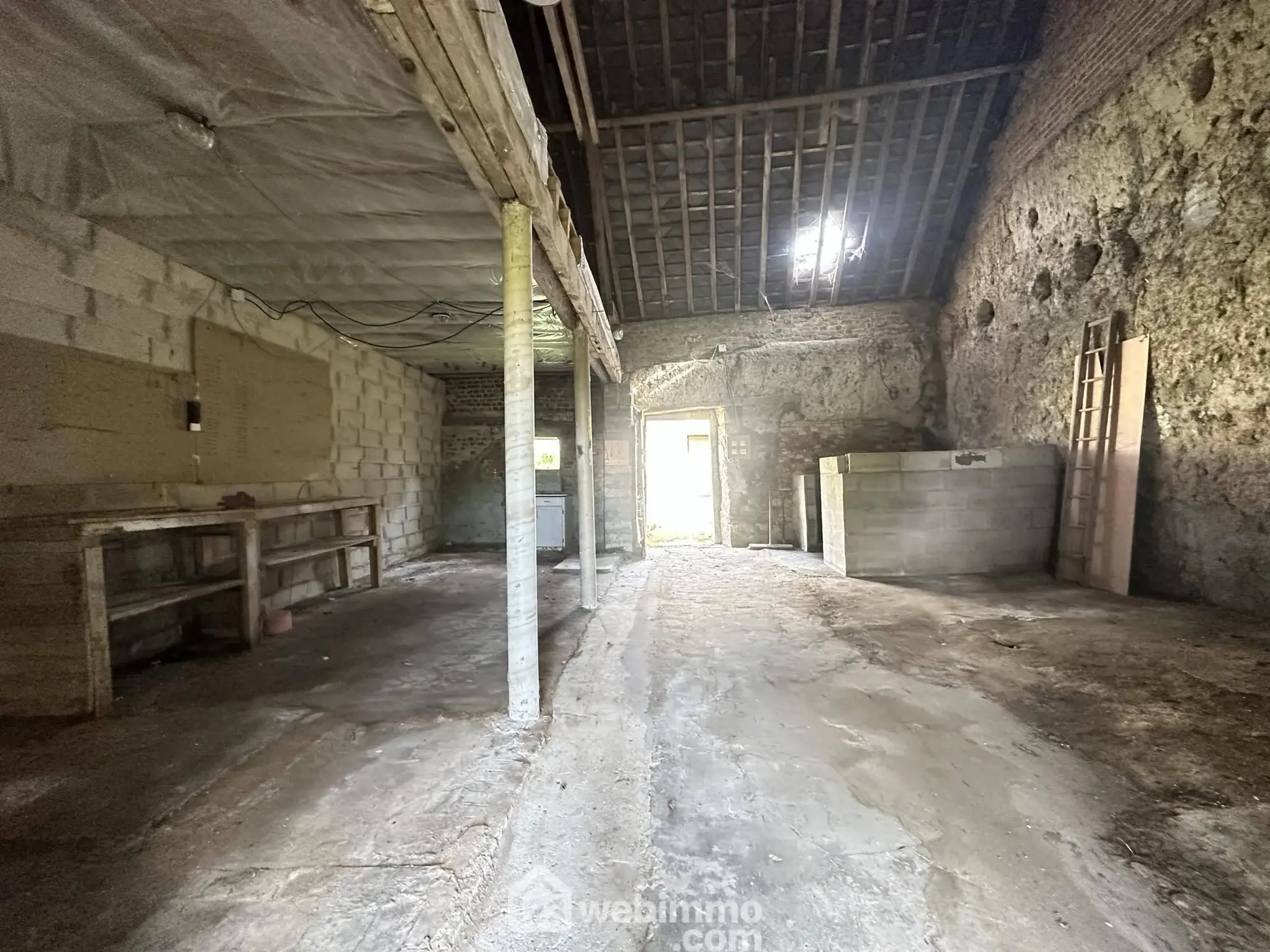 Maison à rénover de 103 m² à Crécy-sur-Serre avec potentiel de dépendances et terrain clos 