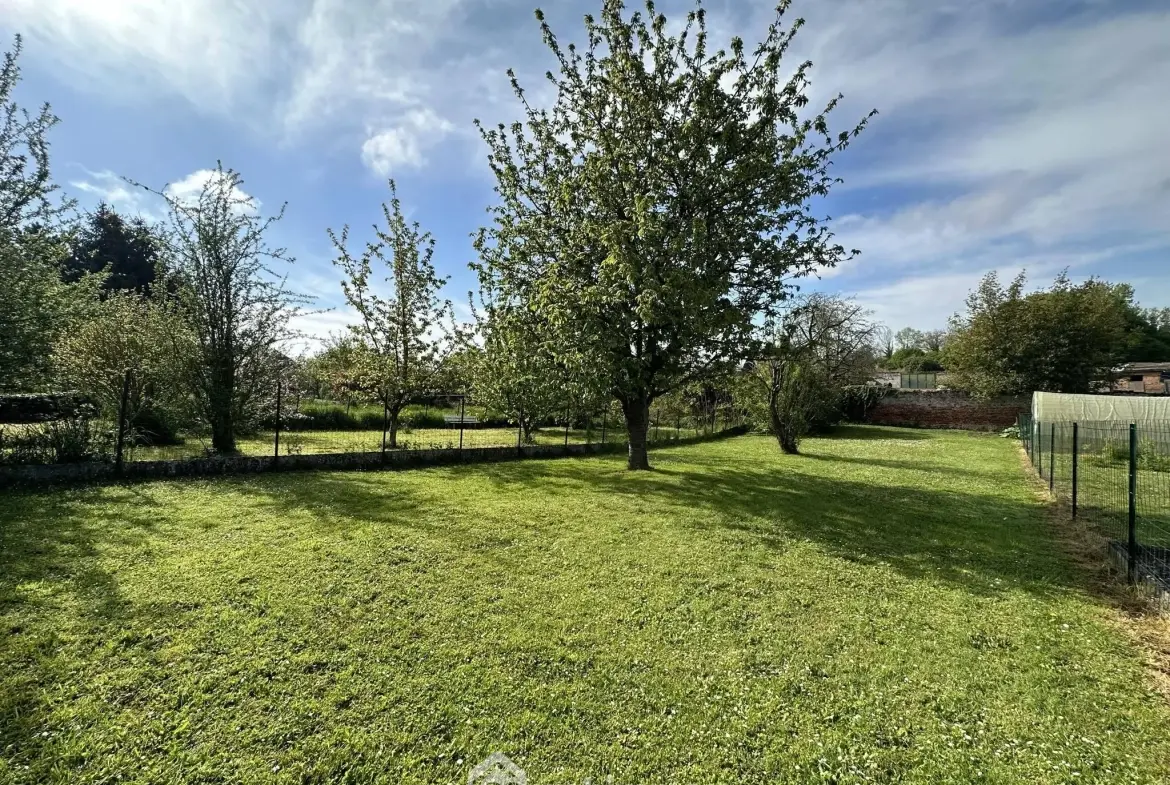 Maison à rénover de 103 m² à Crécy-sur-Serre avec potentiel de dépendances et terrain clos 