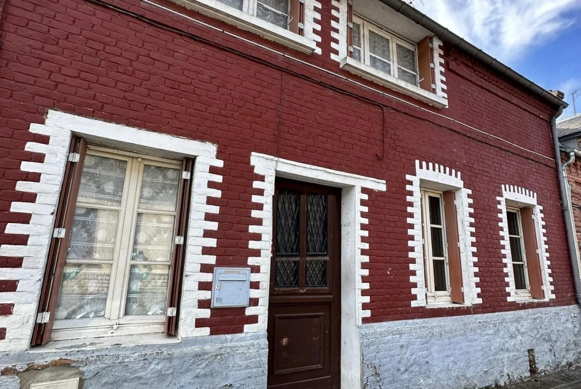 Maison à rénover de 103 m² à Crécy-sur-Serre avec potentiel de dépendances et terrain clos 
