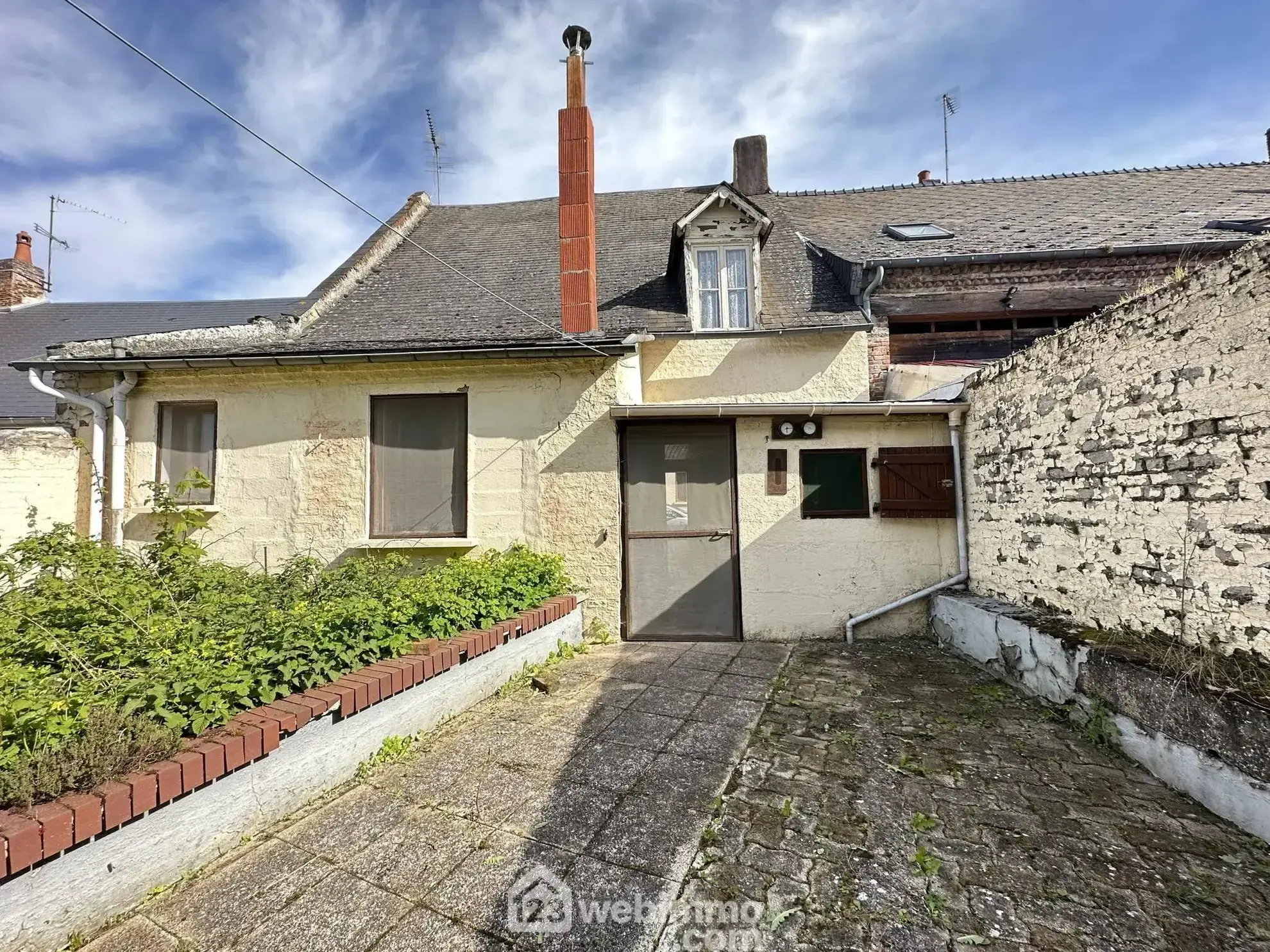 Maison à rénover de 103 m² à Crécy-sur-Serre avec potentiel de dépendances et terrain clos 