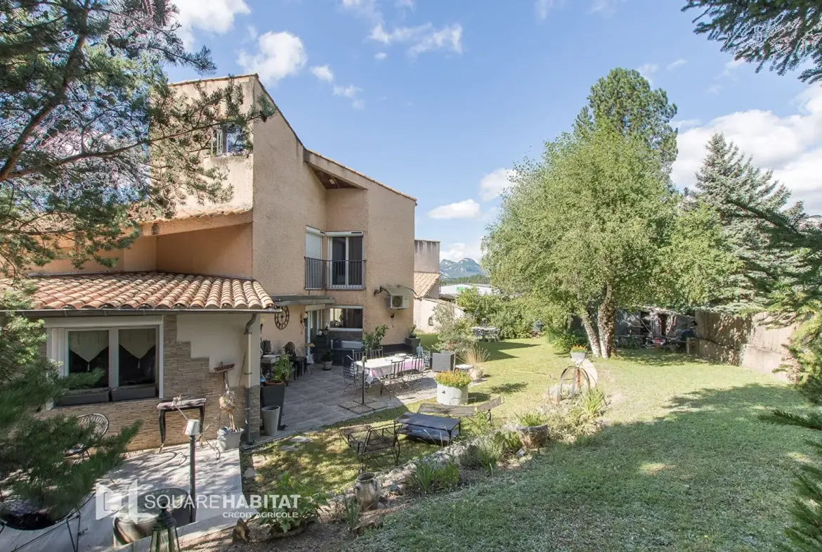 Maison écologique de 150 m² à Garde Colombe avec jardin et terrasses ombragées 