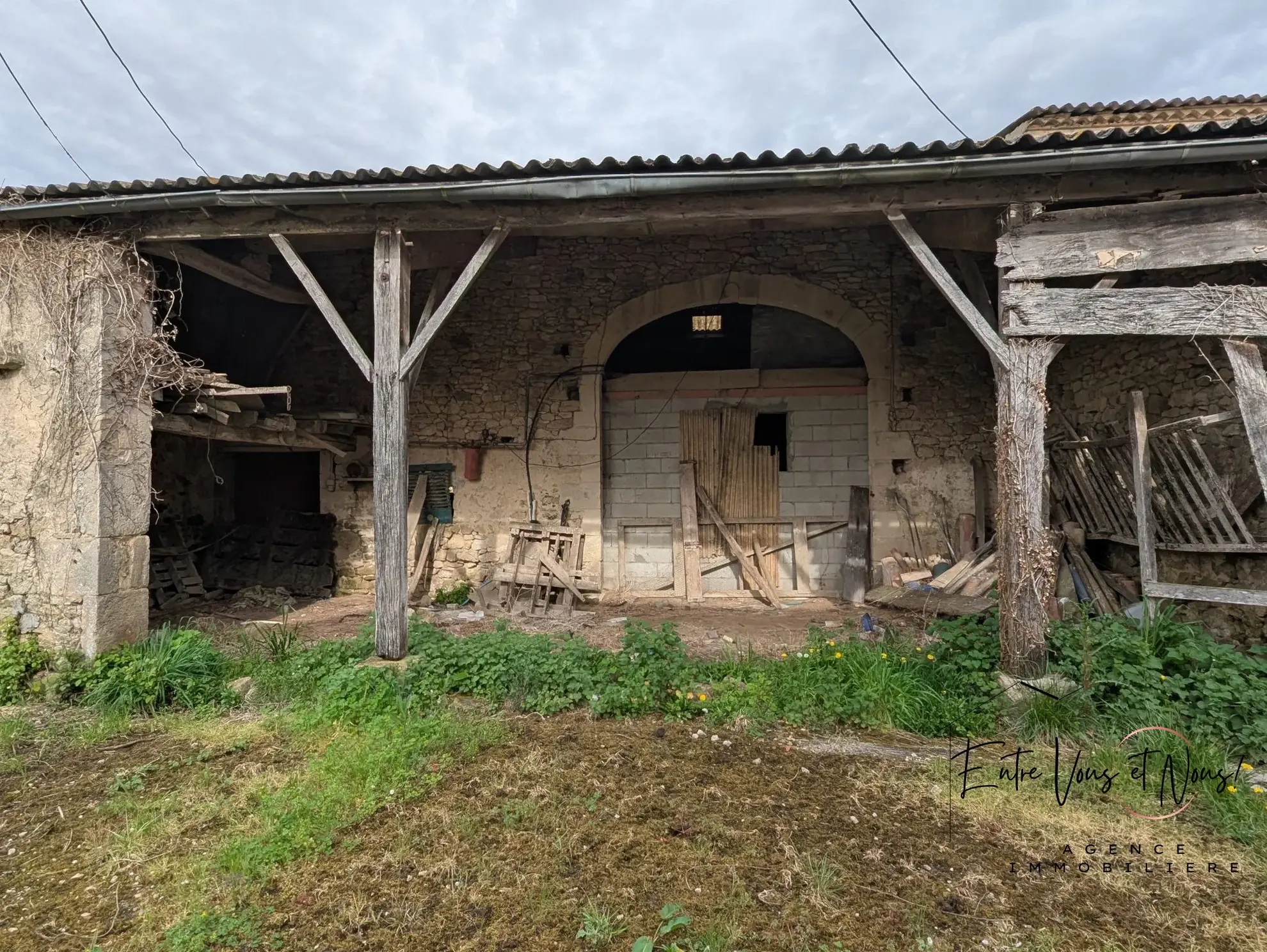 Ensemble immobilier à rénover avec dépendances près de Monségur 