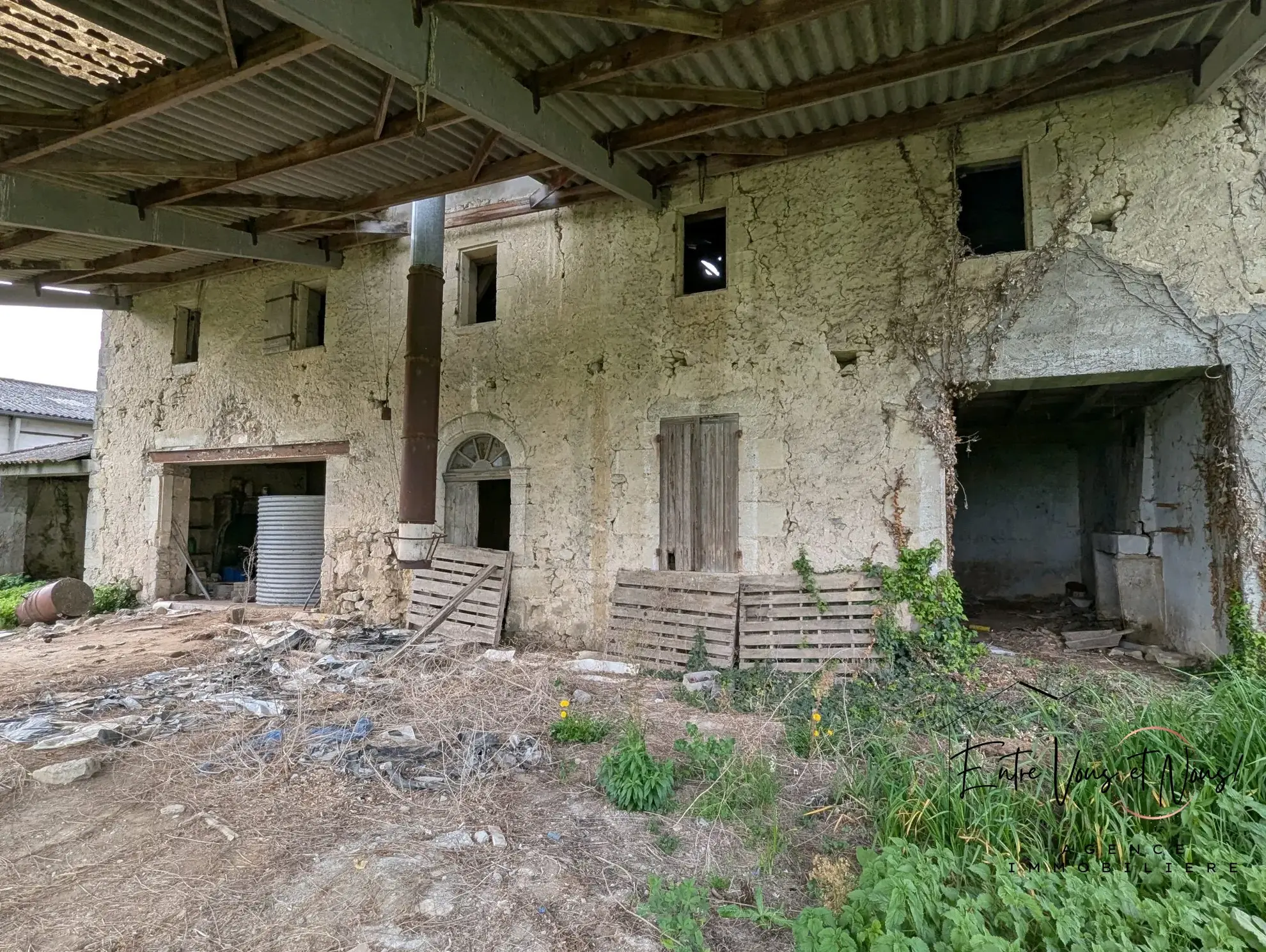 Ensemble immobilier à rénover avec dépendances près de Monségur 