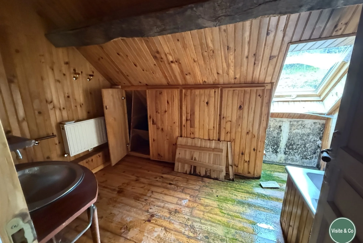 Maison à rénover à Putanges-le-Lac, cadre naturel privilégié avec terrain de 1177 m² 