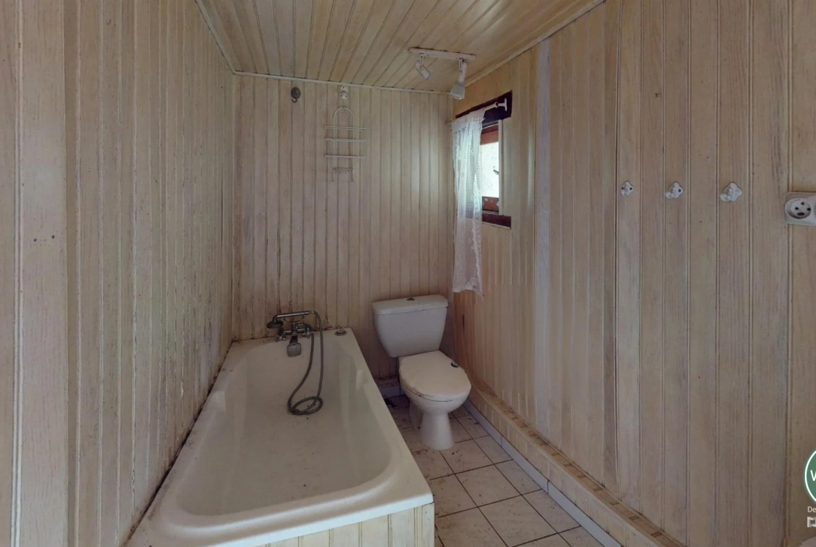 Maison à rénover à Putanges-le-Lac, cadre naturel privilégié avec terrain de 1177 m² 