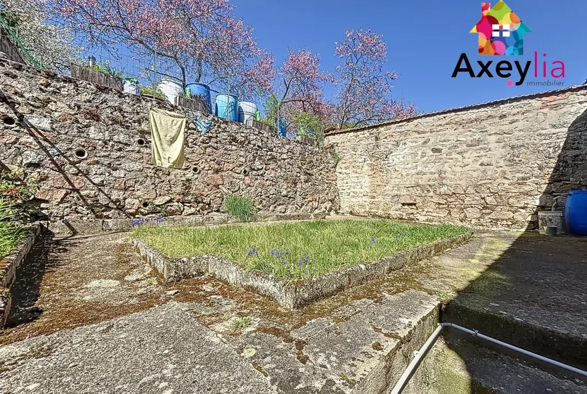 Maison de bourg à Renaison avec terrain, dépendances et maisonette – Opportunité à saisir 
