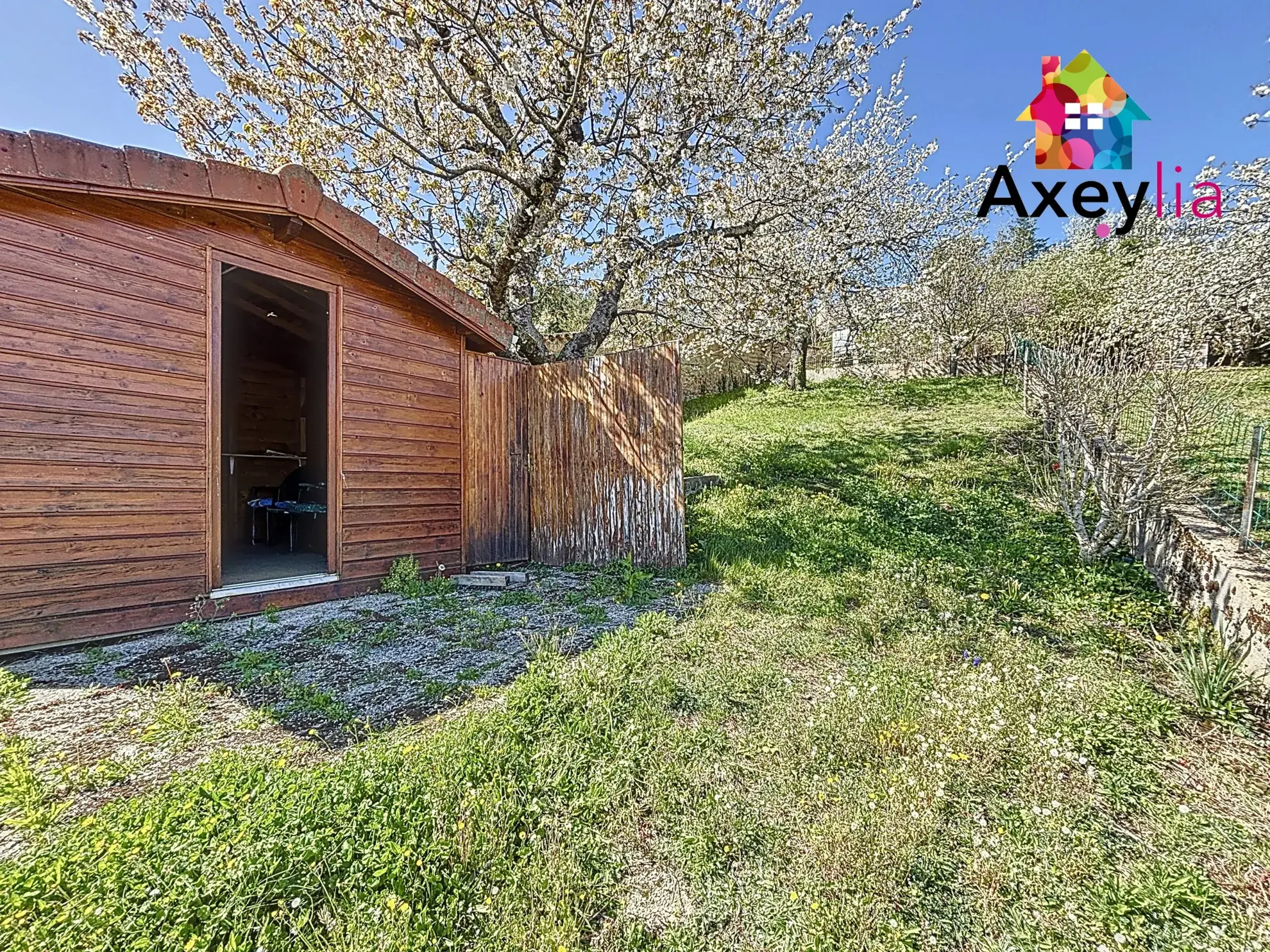Maison de bourg à Renaison avec terrain, dépendances et maisonette – Opportunité à saisir 
