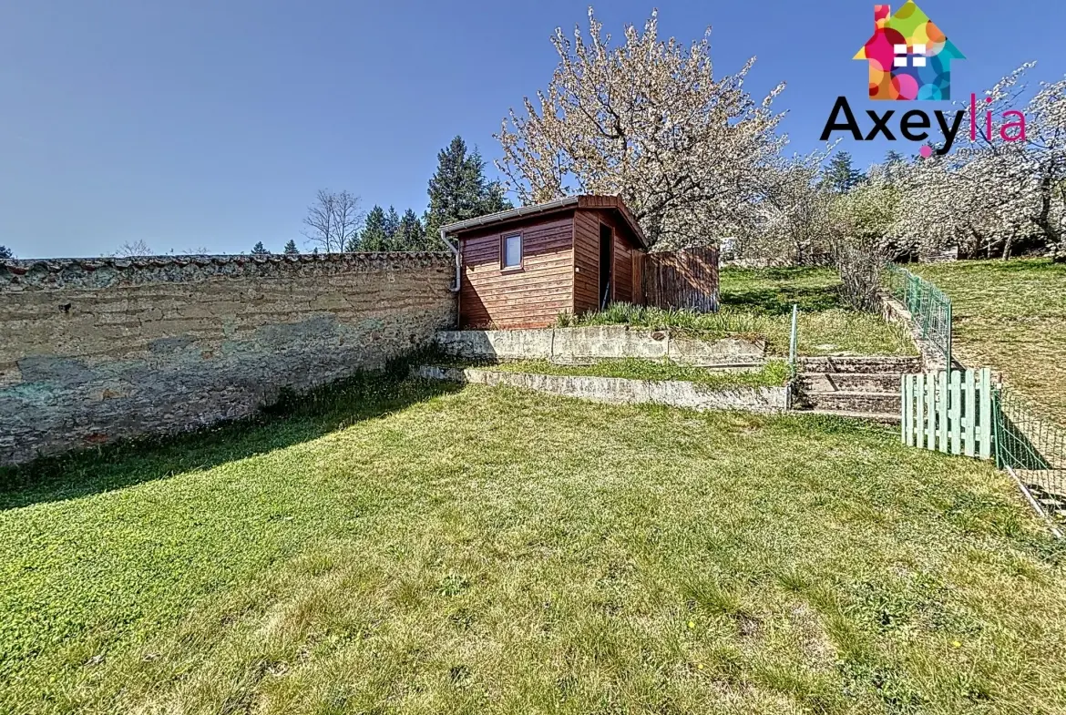 Maison de bourg à Renaison avec terrain, dépendances et maisonette – Opportunité à saisir 