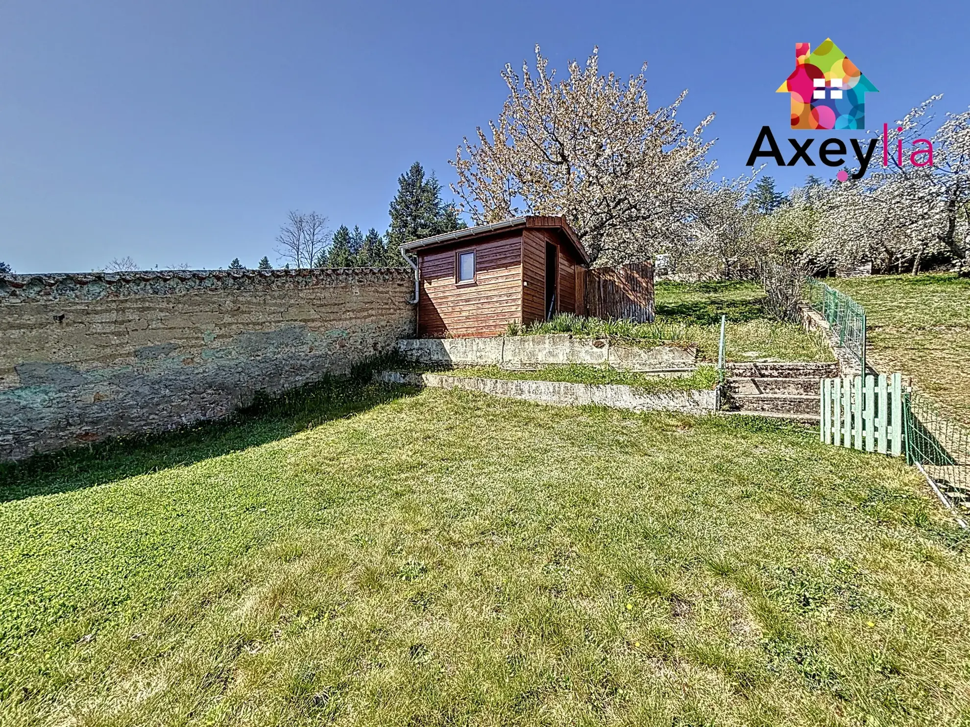 Maison de bourg à Renaison avec terrain, dépendances et maisonette – Opportunité à saisir 
