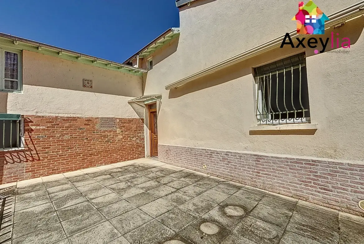 Maison de bourg à Renaison avec terrain, dépendances et maisonette – Opportunité à saisir 
