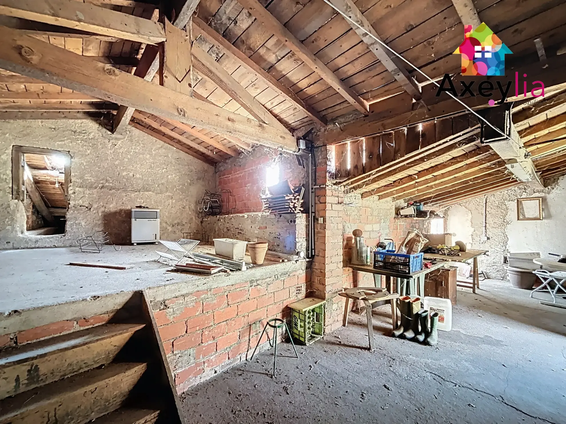 Maison de bourg à Renaison avec terrain, dépendances et maisonette – Opportunité à saisir 