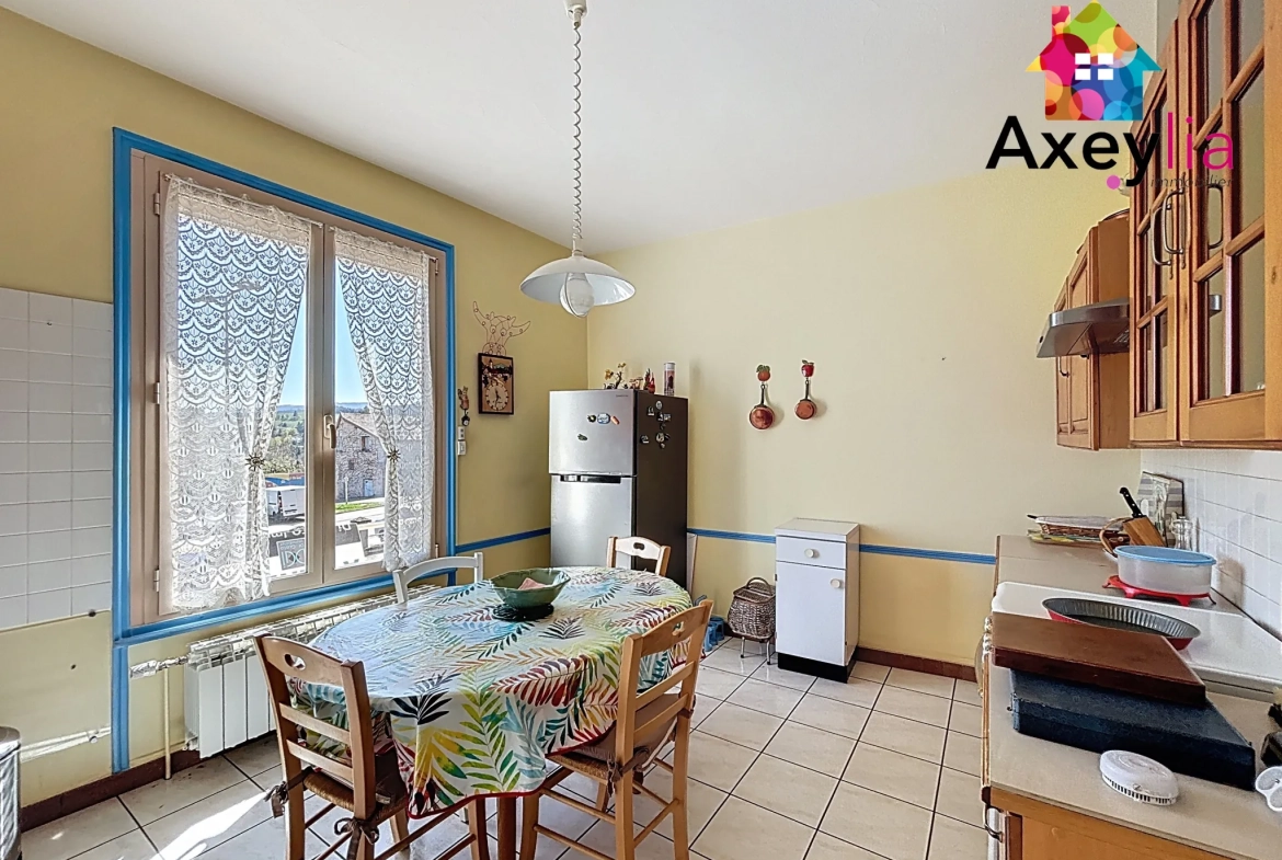 Maison de bourg à Renaison avec terrain, dépendances et maisonette – Opportunité à saisir 