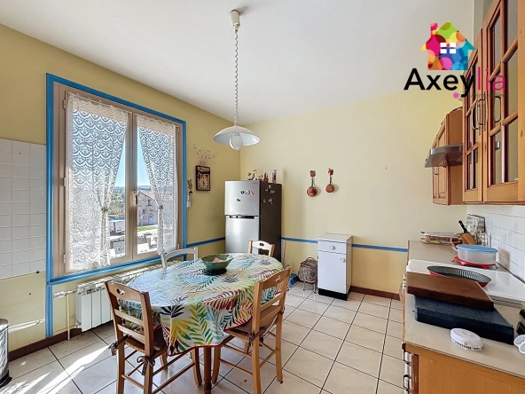 Maison de bourg à Renaison avec terrain, dépendances et maisonette – Opportunité à saisir