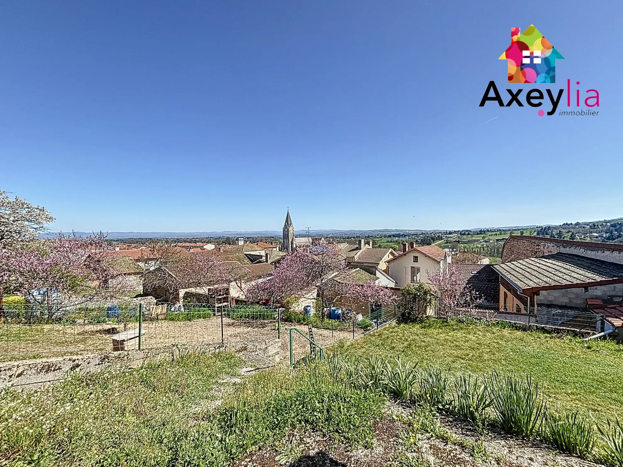 Maison de bourg à Renaison avec terrain, dépendances et maisonette – Opportunité à saisir 